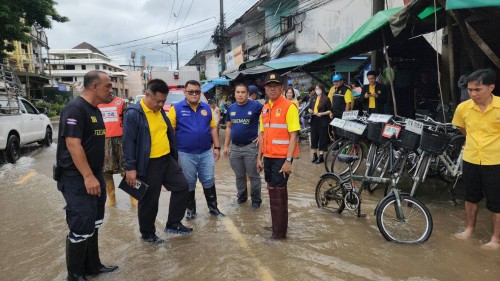 ทน.แม่สอด ลงพื้นที่ร่วมกับคณะรองผู้ว่าราชการจังหวัดตากและหน่วยงานภาครัฐฯ ติดตามสถานการณ์น้ำ ในพื้นที่เทศบาลนครแม่สอด