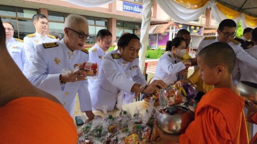 ทน.แม่สอด เข้าร่วมพิธีทำบุญตักบาตรถวายเป็นพระราชกุศล เนื่องในโอกาสวันเฉลิมพระชนมพรรษาพระบาทสมเด็จพระเจ้าอยู่หัว 28 กรกฎาคม 2567