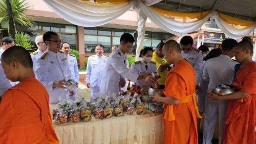 ทน.แม่สอด เข้าร่วมพิธีทำบุญตักบาตรถวายเป็นพระราชกุศล เนื่องในโอกาสวันเฉลิมพระชนมพรรษาพระบาทสมเด็จพระเจ้าอยู่หัว 28 กรกฎาคม 2567