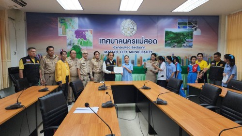 ทน.แม่สอด มอบโอวาทแก่นักเรียนโรงเรียนเทศบาลวัดชุมพลคีรี ตัวแทนเข้าร่วมการแข่งขันสวดมนต์หมู่สรรเสริญพระรัตนตรัย ทำนองสรภัญญะ ประเภททีม 5 คน ประจำปี 2567 ระดับประเทศ
