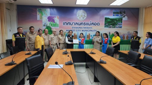 ทน.แม่สอด มอบโอวาทแก่นักเรียนโรงเรียนเทศบาลวัดชุมพลคีรี ตัวแทนเข้าร่วมการแข่งขันสวดมนต์หมู่สรรเสริญพระรัตนตรัย ทำนองสรภัญญะ ประเภททีม 5 คน ประจำปี 2567 ระดับประเทศ