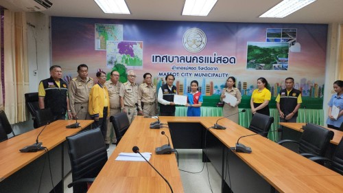 ทน.แม่สอด มอบโอวาทแก่นักเรียนโรงเรียนเทศบาลวัดชุมพลคีรี ตัวแทนเข้าร่วมการแข่งขันสวดมนต์หมู่สรรเสริญพระรัตนตรัย ทำนองสรภัญญะ ประเภททีม 5 คน ประจำปี 2567 ระดับประเทศ