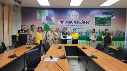 ทน.แม่สอด มอบโอวาทแก่นักเรียนโรงเรียนเทศบาลวัดชุมพลคีรี ตัวแทนเข้าร่วมการแข่งขันสวดมนต์หมู่สรรเสริญพระรัตนตรัย ทำนองสรภัญญะ ประเภททีม 5 คน ประจำปี 2567 ระดับประเทศ