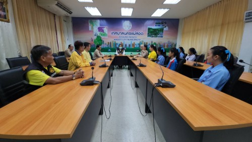 ทน.แม่สอด มอบโอวาทแก่นักเรียนโรงเรียนเทศบาลวัดชุมพลคีรี ตัวแทนเข้าร่วมการแข่งขันสวดมนต์หมู่สรรเสริญพระรัตนตรัย ทำนองสรภัญญะ ประเภททีม 5 คน ประจำปี 2567 ระดับประเทศ