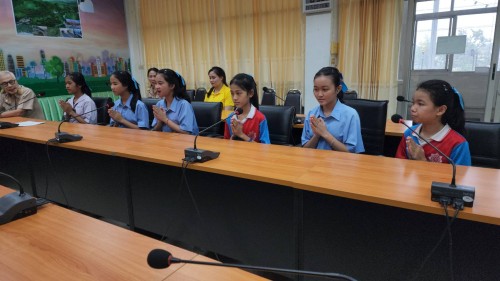 ทน.แม่สอด มอบโอวาทแก่นักเรียนโรงเรียนเทศบาลวัดชุมพลคีรี ตัวแทนเข้าร่วมการแข่งขันสวดมนต์หมู่สรรเสริญพระรัตนตรัย ทำนองสรภัญญะ ประเภททีม 5 คน ประจำปี 2567 ระดับประเทศ
