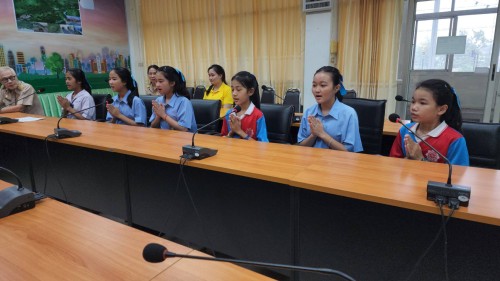 ทน.แม่สอด มอบโอวาทแก่นักเรียนโรงเรียนเทศบาลวัดชุมพลคีรี ตัวแทนเข้าร่วมการแข่งขันสวดมนต์หมู่สรรเสริญพระรัตนตรัย ทำนองสรภัญญะ ประเภททีม 5 คน ประจำปี 2567 ระดับประเทศ