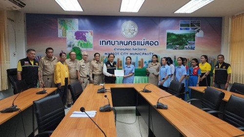 ทน.แม่สอด มอบโอวาทแก่นักเรียนโรงเรียนเทศบาลวัดชุมพลคีรี ตัวแทนเข้าร่วมการแข่งขันสวดมนต์หมู่สรรเสริญพระรัตนตรัย ทำนองสรภัญญะ ประเภททีม 5 คน ประจำปี 2567 ระดับประเทศ