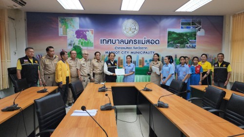 ทน.แม่สอด มอบโอวาทแก่นักเรียนโรงเรียนเทศบาลวัดชุมพลคีรี ตัวแทนเข้าร่วมการแข่งขันสวดมนต์หมู่สรรเสริญพระรัตนตรัย ทำนองสรภัญญะ ประเภททีม 5 คน ประจำปี 2567 ระดับประเทศ
