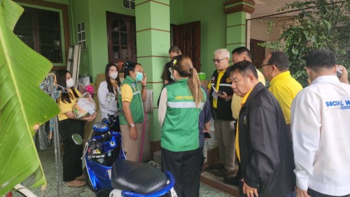 ทน.แม่สอด ลงพื้นที่มอบสิ่งของอุปโภคบริโภคให้แก่ผู้สูงอายุ และผู้พิการ ชุมชนอิสลาม ชุมชนประชารักษ์