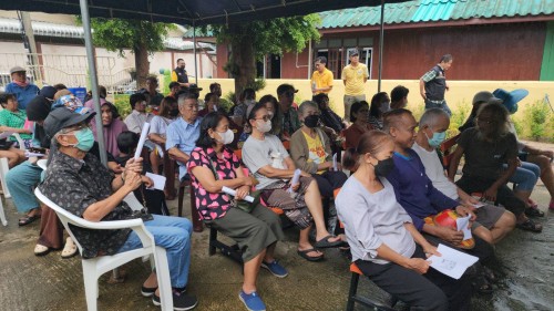 เทศบาลนครแม่สอด ลงพื้นที่มอบถุงยังชีพให้แก่ผู้ประสบภัยน้ำท่วม ในเขตพื้นที่เทศบาลนครแม่สอด