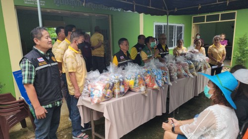 เทศบาลนครแม่สอด ลงพื้นที่มอบถุงยังชีพให้แก่ผู้ประสบภัยน้ำท่วม ในเขตพื้นที่เทศบาลนครแม่สอด