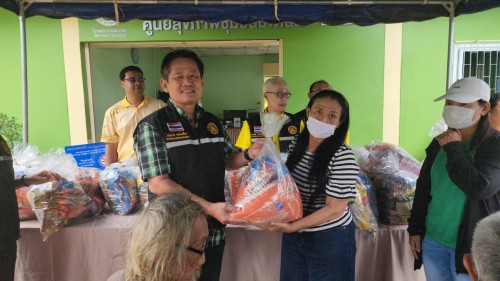 เทศบาลนครแม่สอด ลงพื้นที่มอบถุงยังชีพให้แก่ผู้ประสบภัยน้ำท่วม ในเขตพื้นที่เทศบาลนครแม่สอด