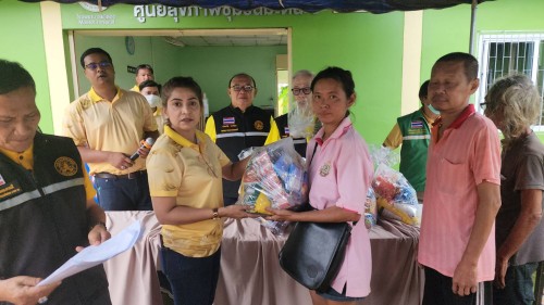 เทศบาลนครแม่สอด ลงพื้นที่มอบถุงยังชีพให้แก่ผู้ประสบภัยน้ำท่วม ในเขตพื้นที่เทศบาลนครแม่สอด