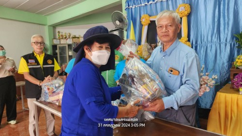 เทศบาลนครแม่สอด ลงพื้นที่มอบถุงยังชีพให้แก่ผู้ประสบภัยน้ำท่วม ในเขตพื้นที่เทศบาลนครแม่สอด