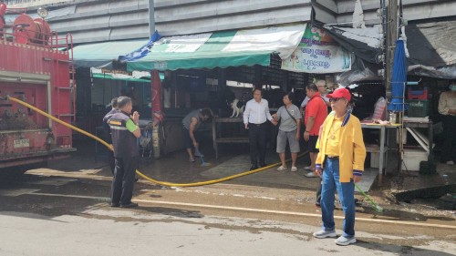 เทศบาลนครแม่สอด ลงพื้นที่ดำเนินการฉีดล้างทำความสะอาด ตลาดสดเทศบาลบ้านเหนือ 