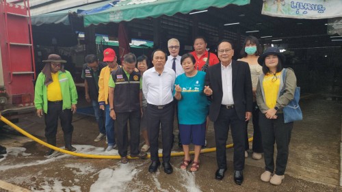เทศบาลนครแม่สอด ลงพื้นที่ดำเนินการฉีดล้างทำความสะอาด ตลาดสดเทศบาลบ้านเหนือ 
