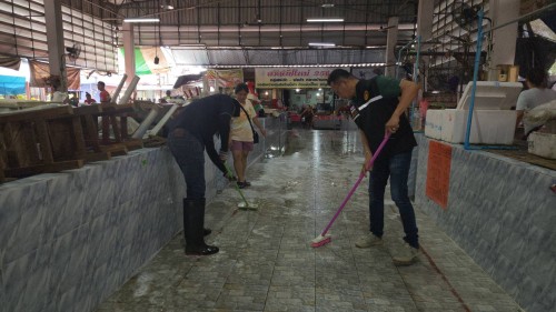 เทศบาลนครแม่สอด ลงพื้นที่ดำเนินการฉีดล้างทำความสะอาด ตลาดสดเทศบาลบ้านเหนือ 