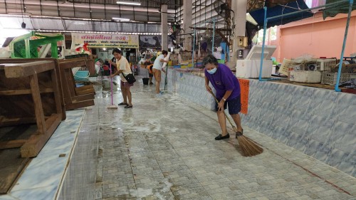 เทศบาลนครแม่สอด ลงพื้นที่ดำเนินการฉีดล้างทำความสะอาด ตลาดสดเทศบาลบ้านเหนือ 