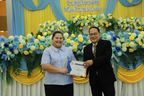 ทน.แม่สอด ร่วมพิธีมอบวุฒิบัตรแก่นักศึกษาวิทยาลัยสูงวัย นครแม่สอด ที่ผ่านการฝึกอบรม "โครงการส่งเสริมสุขภาพผู้สูงอายุสร้างจิตสดใส ร่างกายแข็งแรง" รุ่นที่ 2 และโครงการพัฒนาศักยภาพผู้สูงอายุเทศบาลนครแม่สอด ประจำปีงบประมาณ พ.ศ.2567