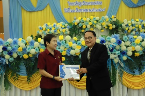ทน.แม่สอด ร่วมพิธีมอบวุฒิบัตรแก่นักศึกษาวิทยาลัยสูงวัย นครแม่สอด ที่ผ่านการฝึกอบรม "โครงการส่งเสริมสุขภาพผู้สูงอายุสร้างจิตสดใส ร่างกายแข็งแรง" รุ่นที่ 2 และโครงการพัฒนาศักยภาพผู้สูงอายุเทศบาลนครแม่สอด ประจำปีงบประมาณ พ.ศ.2567