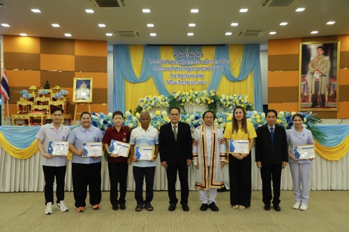 ทน.แม่สอด ร่วมพิธีมอบวุฒิบัตรแก่นักศึกษาวิทยาลัยสูงวัย นครแม่สอด ที่ผ่านการฝึกอบรม "โครงการส่งเสริมสุขภาพผู้สูงอายุสร้างจิตสดใส ร่างกายแข็งแรง" รุ่นที่ 2 และโครงการพัฒนาศักยภาพผู้สูงอายุเทศบาลนครแม่สอด ประจำปีงบประมาณ พ.ศ.2567