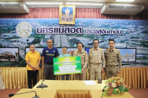 ทน.แม่สอด มอบเงินช่วยเหลือผู้ประสบวาตภัย และมอบทุนการศึกษาสำหรับนักเรียน