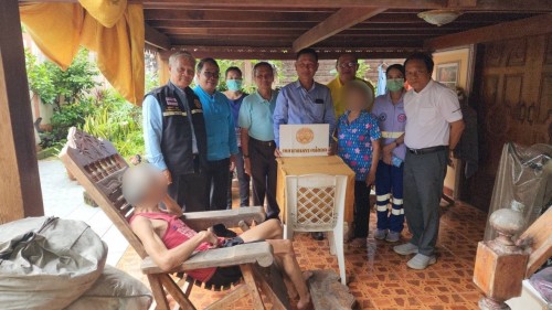 เทศบาลนครแม่สอด ลงพื้นที่เยี่ยมบ้านและมอบสิ่งของอุปโภคบริโภคให้แก่ ผู้ยากไร้ ชุมชนประชารักษ์และชุมชนบ้านทุ่ง