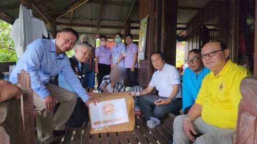 เทศบาลนครแม่สอด ลงพื้นที่เยี่ยมบ้านและมอบสิ่งของอุปโภคบริโภคให้แก่ ผู้ยากไร้ ชุมชนประชารักษ์และชุมชนบ้านทุ่ง