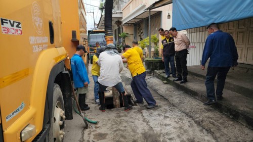 เทศบาลนครแม่สอด ลงพื้นที่ดำเนินการดูดโคลนและขุดลอกท่อระบายน้ำ ในเขตพื้นที่เทศบาลนครแม่สอด