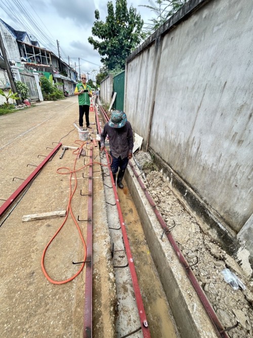 เทศบาลนครแม่สอด ลงพื้นที่ติดตามความคืบหน้าการก่อสร้างรางระบายน้ำ ชุมชนร่วมแรง	