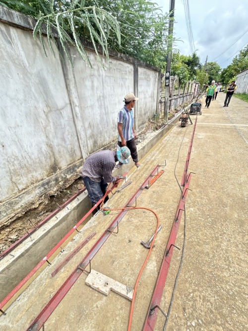 เทศบาลนครแม่สอด ลงพื้นที่ติดตามความคืบหน้าการก่อสร้างรางระบายน้ำ ชุมชนร่วมแรง	