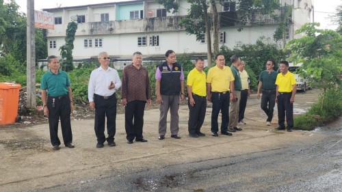 ทน.แม่สอด ลงพื้นที่ติดตามความเรียบร้อยการปรับปรุงผิวถนนแอสฟัลท์ติกคอนกรีต ชุมชนร่วมแรง