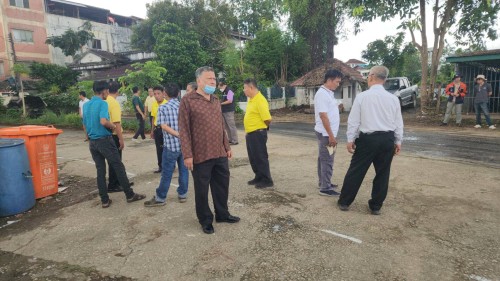 ทน.แม่สอด ลงพื้นที่ติดตามความเรียบร้อยการปรับปรุงผิวถนนแอสฟัลท์ติกคอนกรีต ชุมชนร่วมแรง