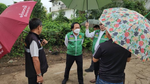 ทน.แม่สอด ลงพื้นที่ติดตามความเรียบร้อยการปรับปรุง ผิวถนนแอสฟัลท์ติกคอนกรีต ชุมชนร่วมแรง
