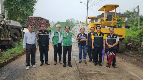 ทน.แม่สอด ลงพื้นที่ติดตามความเรียบร้อยการปรับปรุง ผิวถนนแอสฟัลท์ติกคอนกรีต ชุมชนร่วมแรง