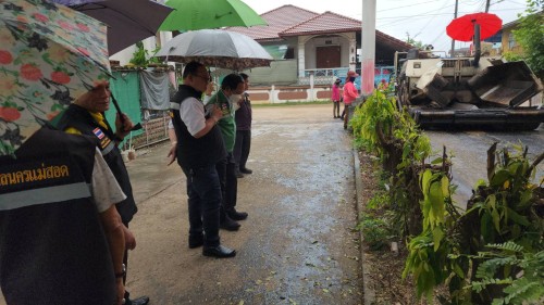 ทน.แม่สอด ลงพื้นที่ติดตามความเรียบร้อยการปรับปรุง ผิวถนนแอสฟัลท์ติกคอนกรีต ชุมชนร่วมแรง
