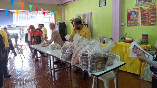 เทศบาลนครแม่สอด ลงพื้นที่มอบถุงยังชีพให้แก่ผู้ประสบภัยน้ำท่วม ในเขตพื้นที่เทศบาลนครแม่สอด