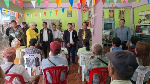 เทศบาลนครแม่สอด ลงพื้นที่มอบถุงยังชีพให้แก่ผู้ประสบภัยน้ำท่วม ในเขตพื้นที่เทศบาลนครแม่สอด