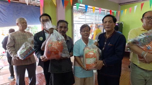 เทศบาลนครแม่สอด ลงพื้นที่มอบถุงยังชีพให้แก่ผู้ประสบภัยน้ำท่วม ในเขตพื้นที่เทศบาลนครแม่สอด