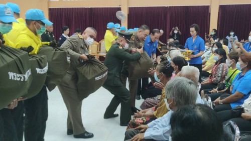 ทน.แม่สอด ร่วมให้การต้อนรับ พลเอก กัมปนาท  รุดดิษฐ์ องคมนตรี ลงพื้นที่เชิญสิ่งของพระราชทานมอบแก่ประชาชนผู้ประสบอุทกภัย