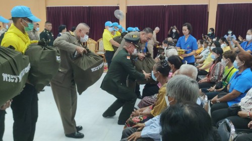 ทน.แม่สอด ร่วมให้การต้อนรับ พลเอก กัมปนาท  รุดดิษฐ์ องคมนตรี ลงพื้นที่เชิญสิ่งของพระราชทานมอบแก่ประชาชนผู้ประสบอุทกภัย