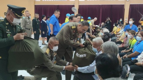 ทน.แม่สอด ร่วมให้การต้อนรับ พลเอก กัมปนาท  รุดดิษฐ์ องคมนตรี ลงพื้นที่เชิญสิ่งของพระราชทานมอบแก่ประชาชนผู้ประสบอุทกภัย