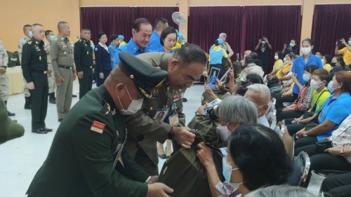 ทน.แม่สอด ร่วมให้การต้อนรับ พลเอก กัมปนาท  รุดดิษฐ์ องคมนตรี ลงพื้นที่เชิญสิ่งของพระราชทานมอบแก่ประชาชนผู้ประสบอุทกภัย