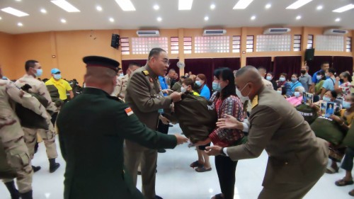 ทน.แม่สอด ร่วมให้การต้อนรับ พลเอก กัมปนาท  รุดดิษฐ์ องคมนตรี ลงพื้นที่เชิญสิ่งของพระราชทานมอบแก่ประชาชนผู้ประสบอุทกภัย