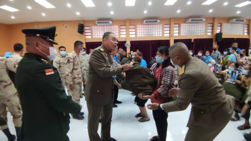 ทน.แม่สอด ร่วมให้การต้อนรับ พลเอก กัมปนาท  รุดดิษฐ์ องคมนตรี ลงพื้นที่เชิญสิ่งของพระราชทานมอบแก่ประชาชนผู้ประสบอุทกภัย