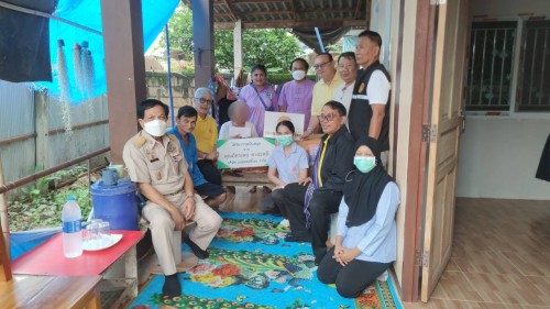 เทศบาลนครแม่สอด ลงพื้นที่มอบสิ่งของอุปโภคบริโภคให้แก่ผู้สูงอายุ ผู้ป่วยติดเตียง และผู้ยากไร้ 