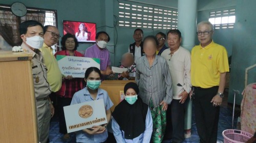 เทศบาลนครแม่สอด ลงพื้นที่มอบสิ่งของอุปโภคบริโภคให้แก่ผู้สูงอายุ ผู้ป่วยติดเตียง และผู้ยากไร้ 