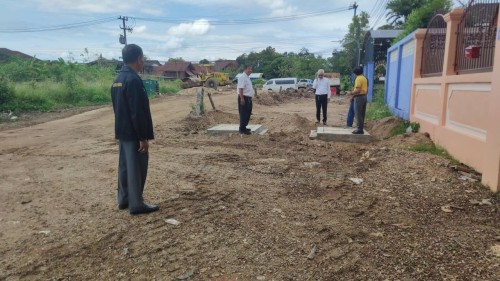 ทน.แม่สอด ลงพื้นที่ติดตามความคืบหน้าโครงการก่อสร้างถนนคอนกรีตเสริมเหล็กพร้อมวางท่อระบายน้ำ บริเวณชุมชนมณีไพรสณฑ์