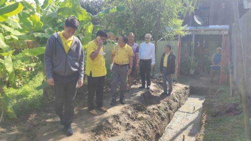 ทน.แม่สอด ลงพื้นที่ติดตามความคืบหน้าการก่อสร้างถนนและรางระบายน้ำ ชุมชนร่วมแรง