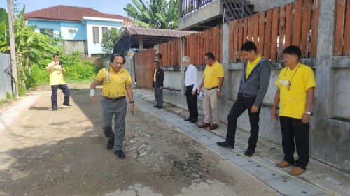 ทน.แม่สอด ลงพื้นที่ติดตามความคืบหน้าการก่อสร้างถนนและรางระบายน้ำ ชุมชนร่วมแรง